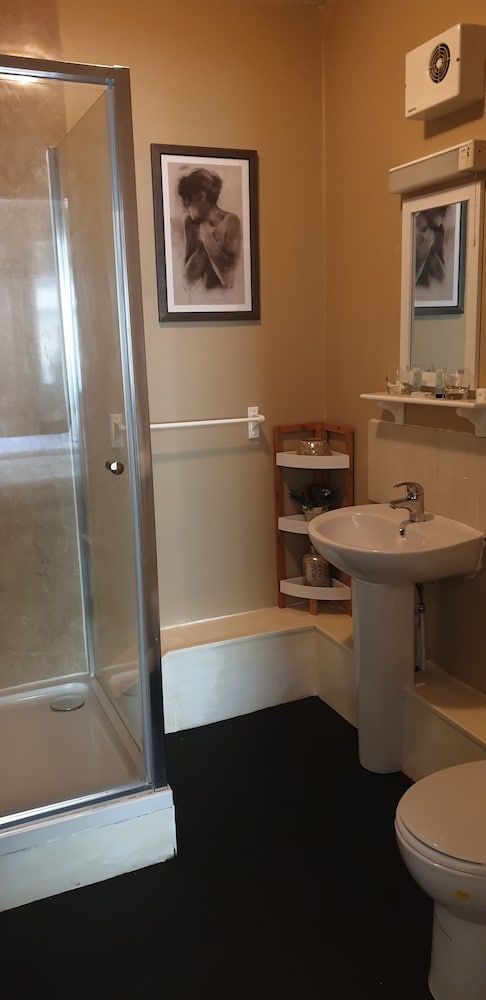 The Fox & Hounds Twin Room 2