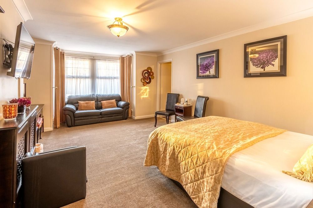 The Fox & Hounds Family Room 3