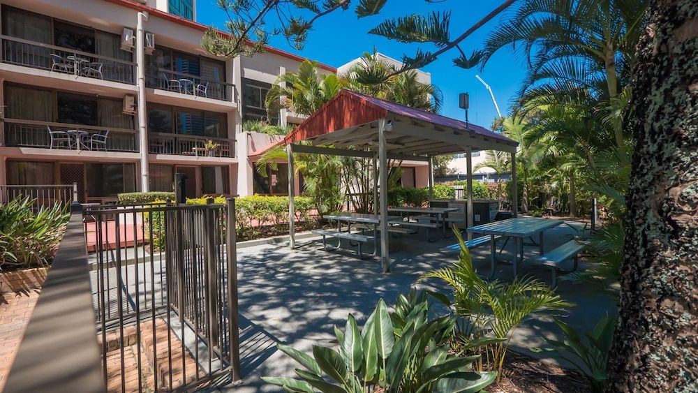 undefined Trickett Gardens Holiday Inn 8