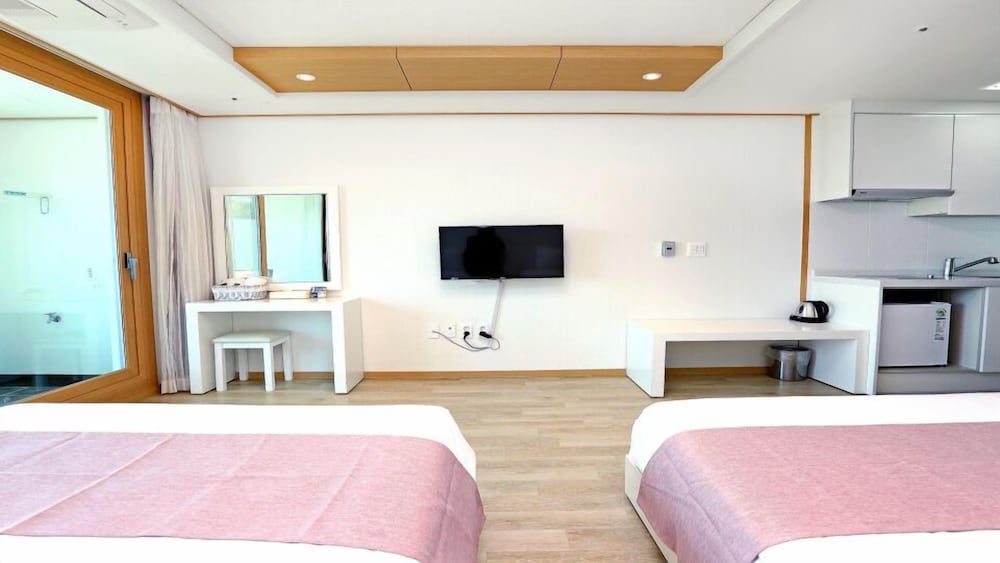 Marine Port Resort Family Twin Room, Ocean View 4