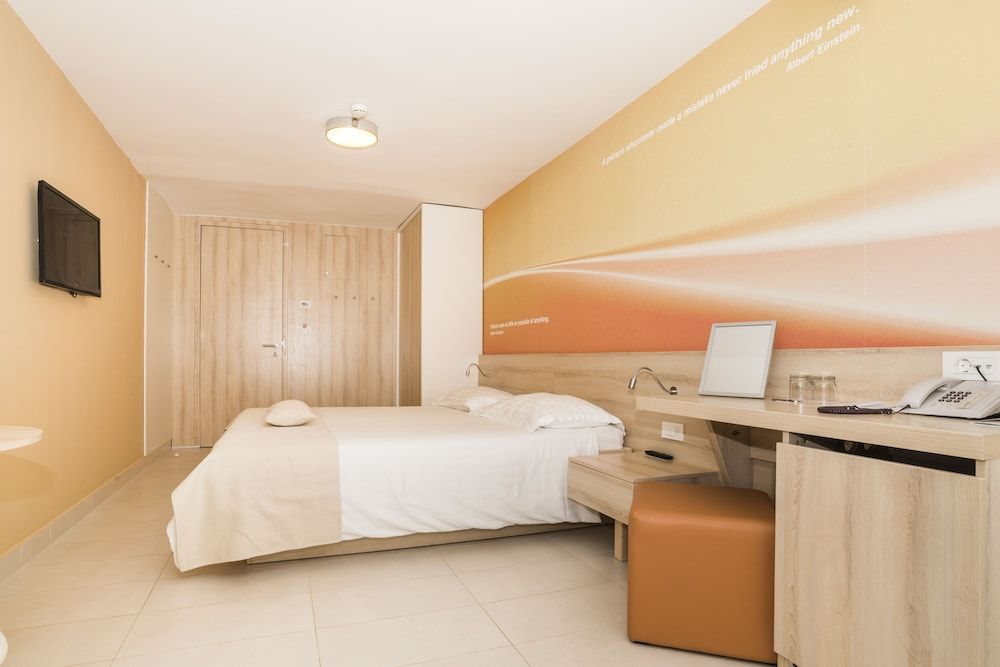 Classic Single Room, Balcony (Park side)