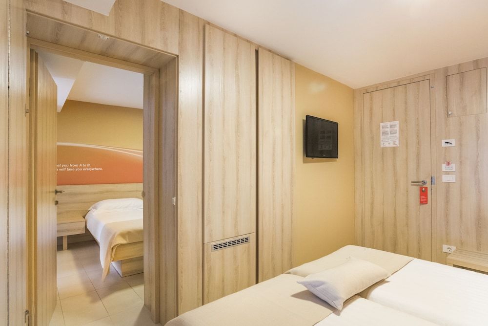 Classic room with balcony, Park side - Connected