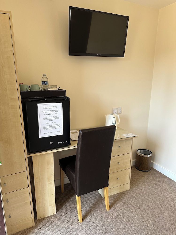 Newent Golf Club & Lodges Classic Double Room Single Use, 1 Double Bed, Ensuite, Ground Floor 10