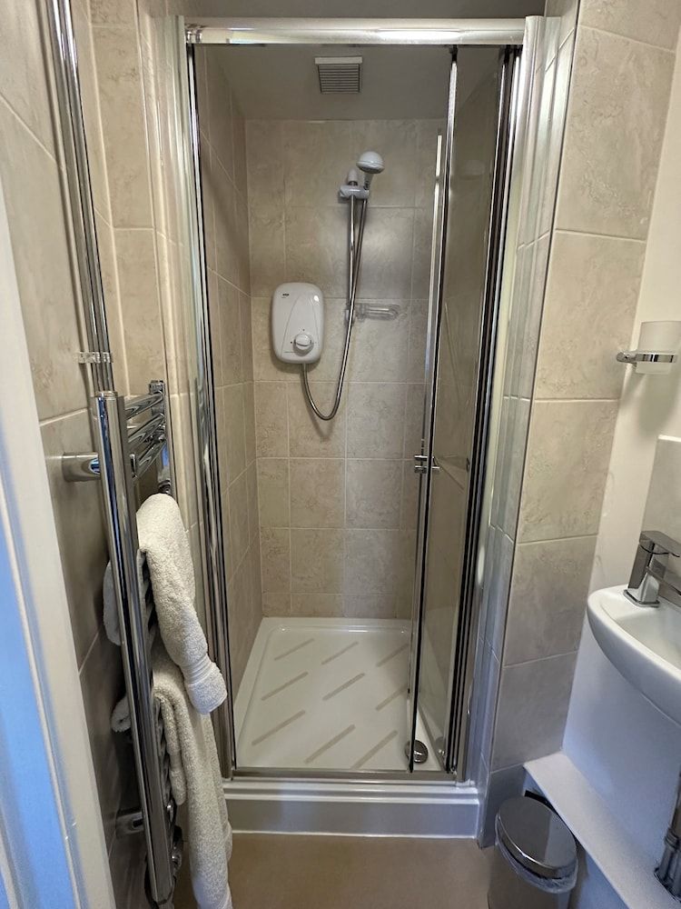 Newent Golf Club & Lodges Basic Double Room, 1 Double Bed, Ensuite, Ground Floor 3