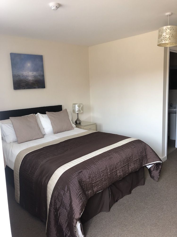 Newent Golf Club & Lodges Classic Double Room Single Use, 1 Double Bed, Ensuite, Ground Floor 2