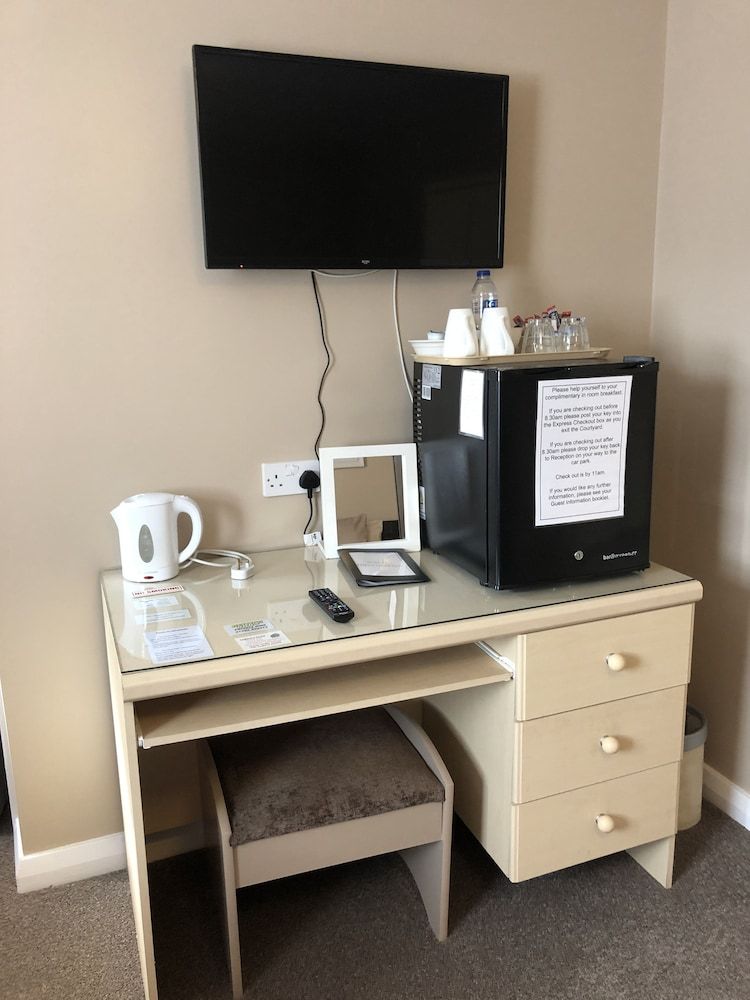 Newent Golf Club & Lodges Basic Double Room, 1 Double Bed, Ensuite, Ground Floor 4