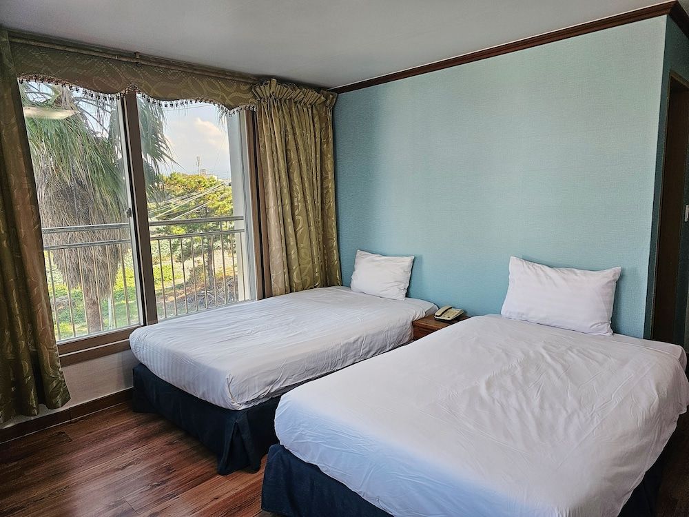 Sea Cliff Hotel Jeju Budget Twin Room