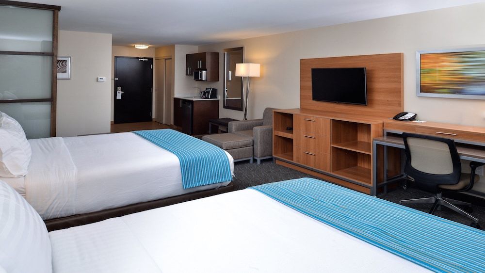 Suite, 2 Queen Beds (Additional Living Area)