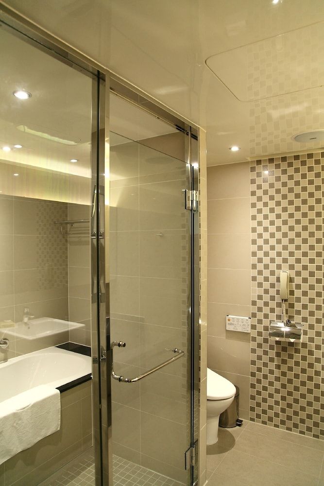Taichung Harbor Hotel Superior Triple Room 2