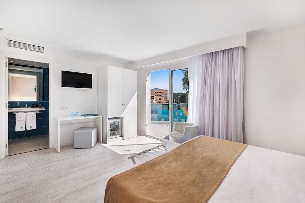 Deluxe Room, Terrace, Pool View