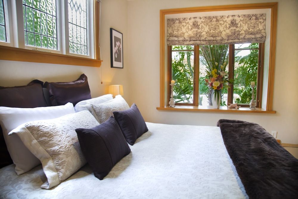 Fuchsia Suite, Includes Breakfast