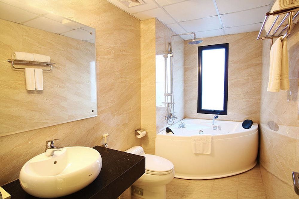 Riverside Hanoi Hotel Executive Room, 1 King Bed 12