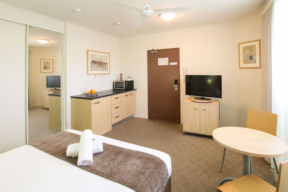 Caloundra Central Apartment Hotel Studio, 1 Queen Bed, Kitchenette 8