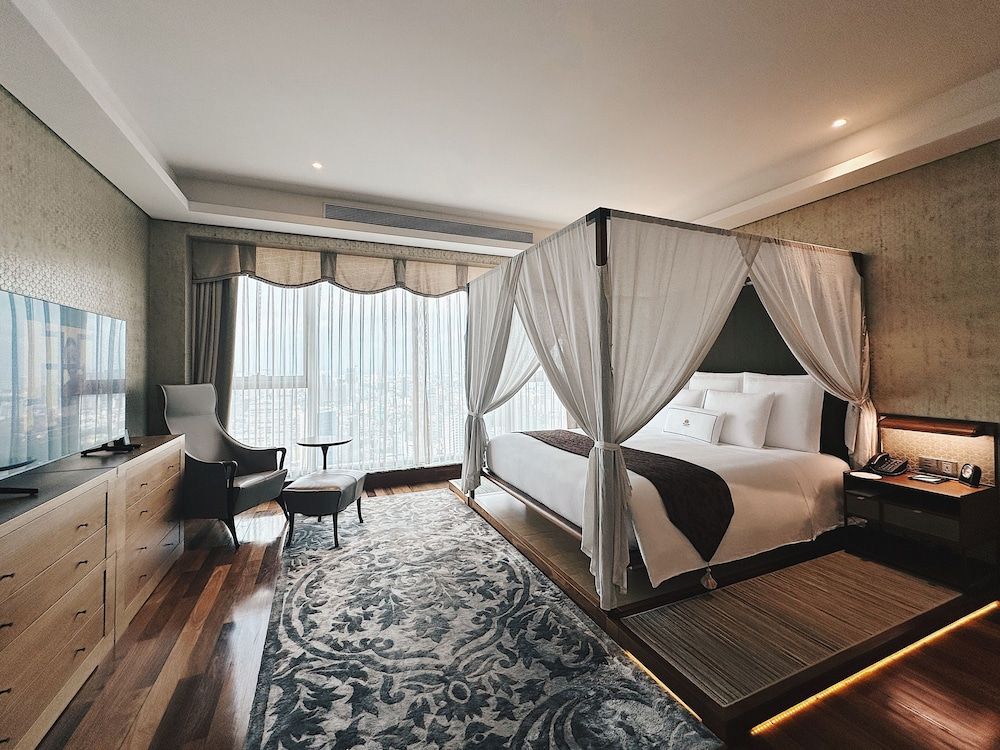 Designer Suite, Business Lounge Access, Free minibar, City view