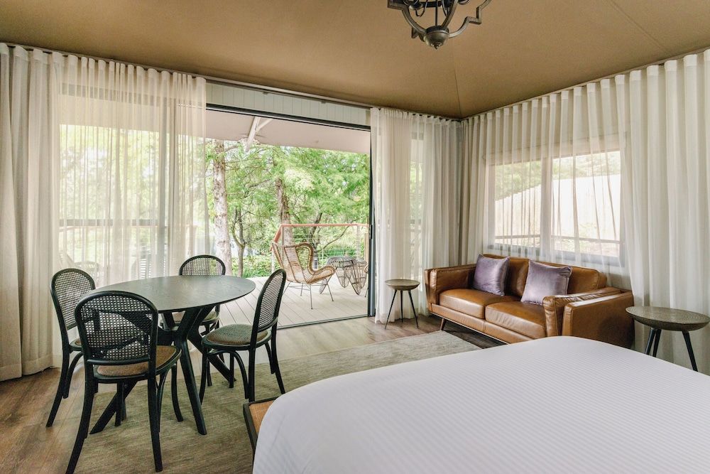 Parklands Country Gardens and Lodges Lakeside Canopy 2