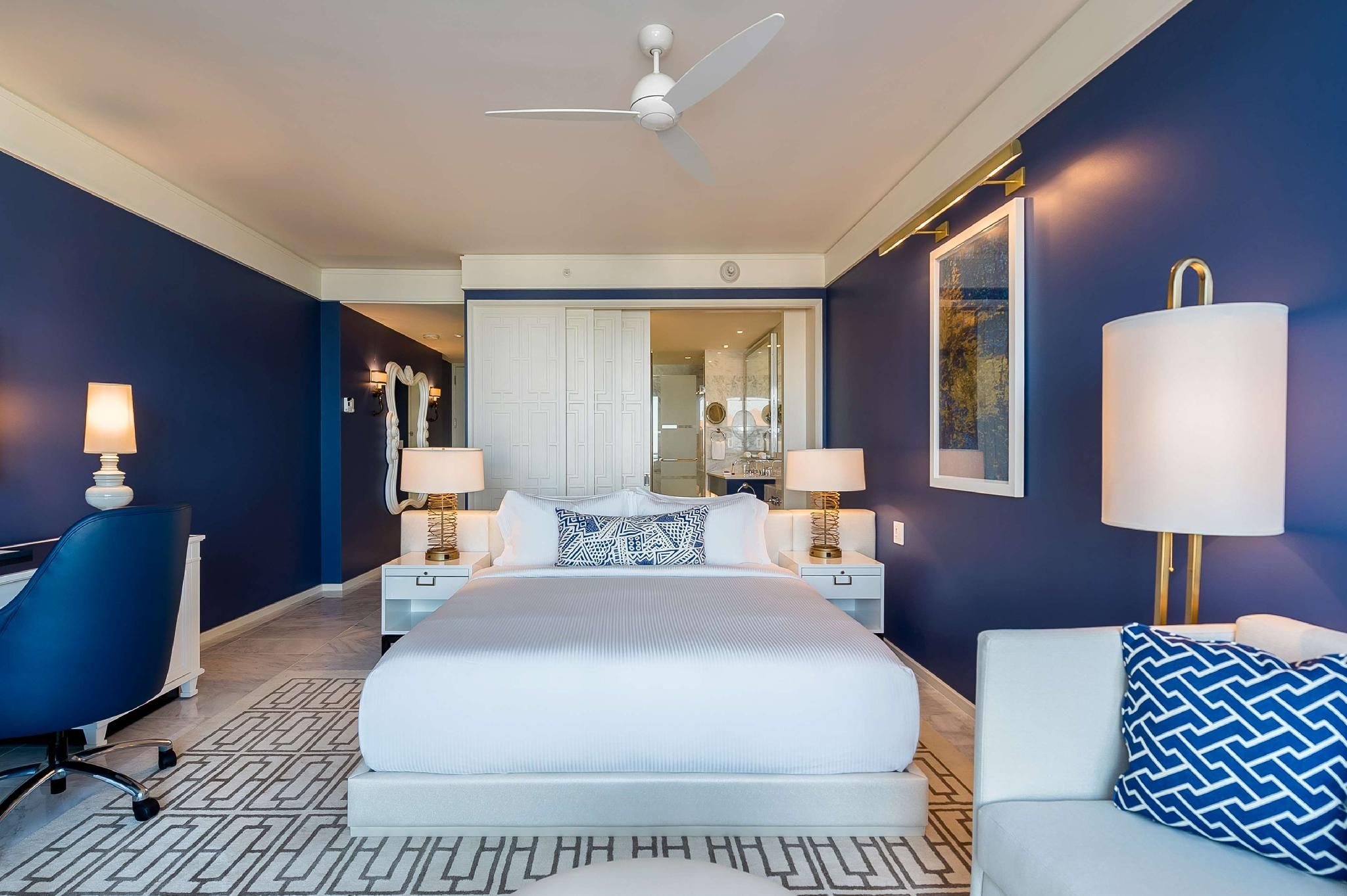 1 King Bed With Fountain View