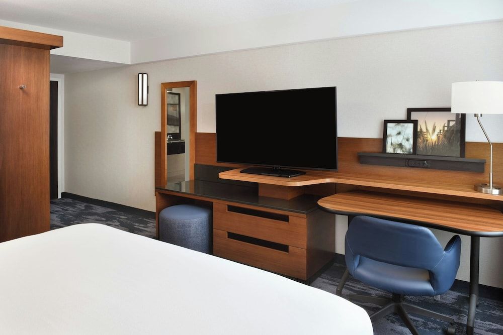 Fairfield Inn & Suites by Marriott Calgary Downtown Room, 1 King Bed, Non Smoking 4