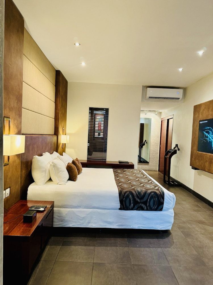 undefined Lamana Hotel 4