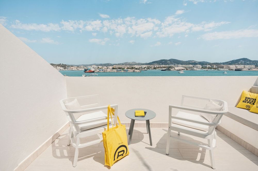 Ryans La Marina Premium Penthouse, Terrace, Sea View (Building A) 8