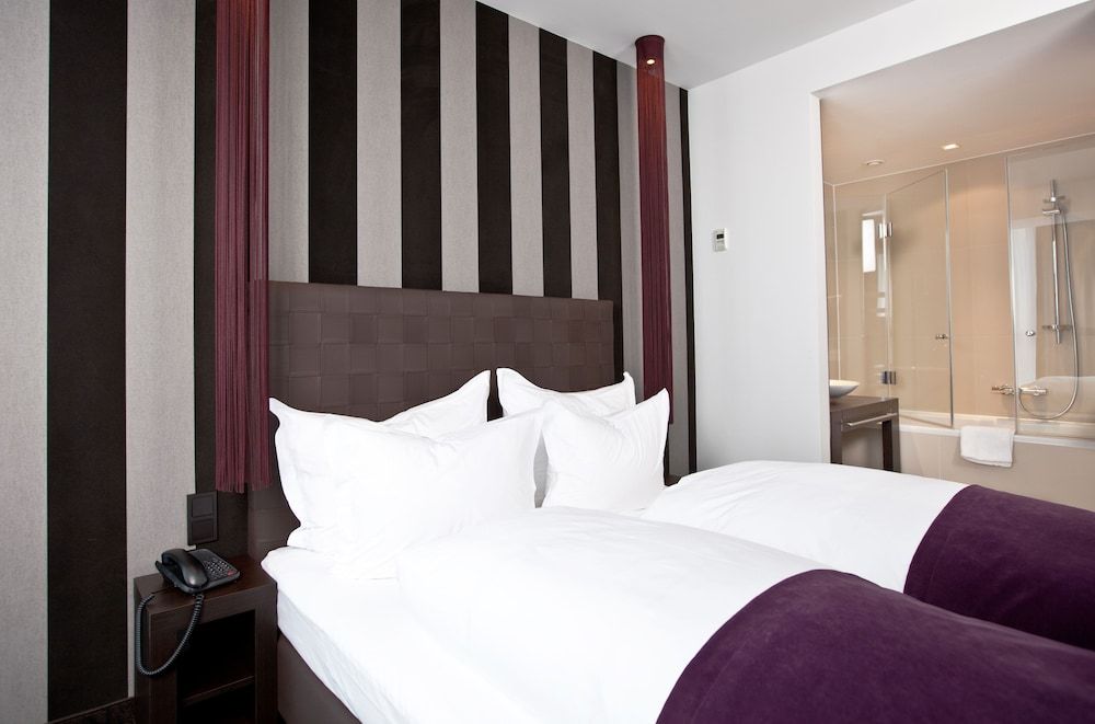 undefined Goodman's Living 5