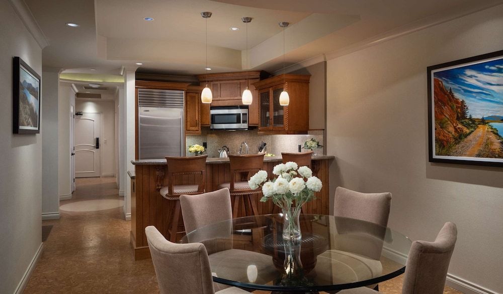 The Royal Kelowna 1 Bedroom Suite Queen 3