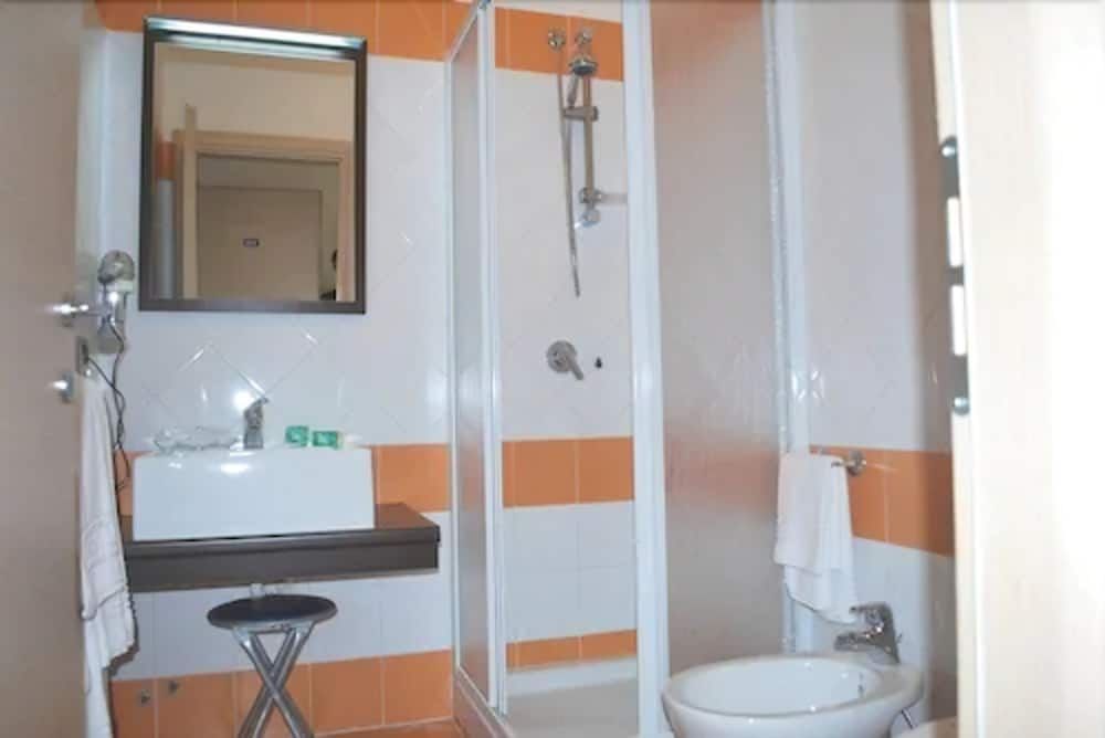 Hotel The Queen Single Room 3