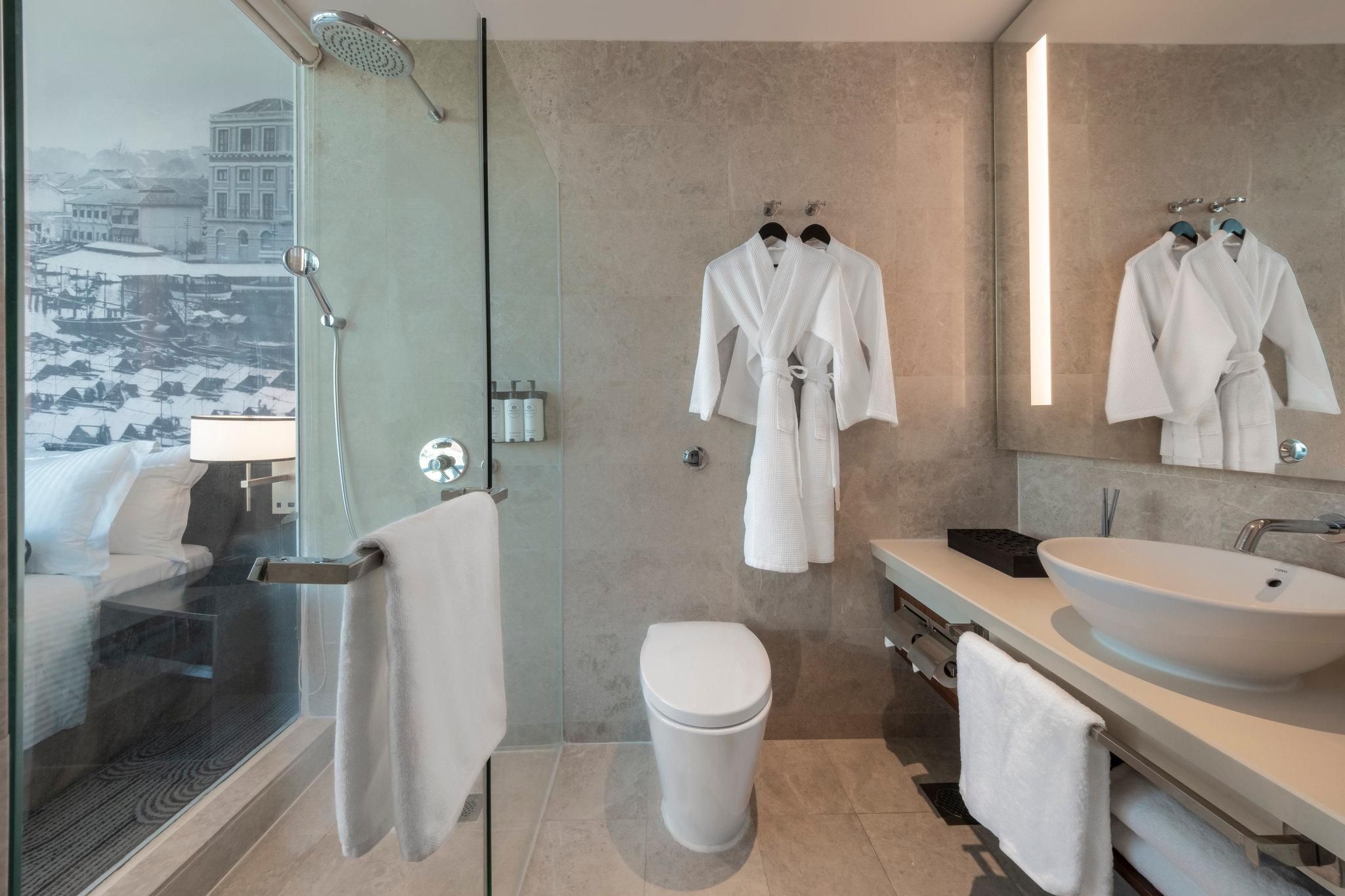 Panoramic Riverview Room