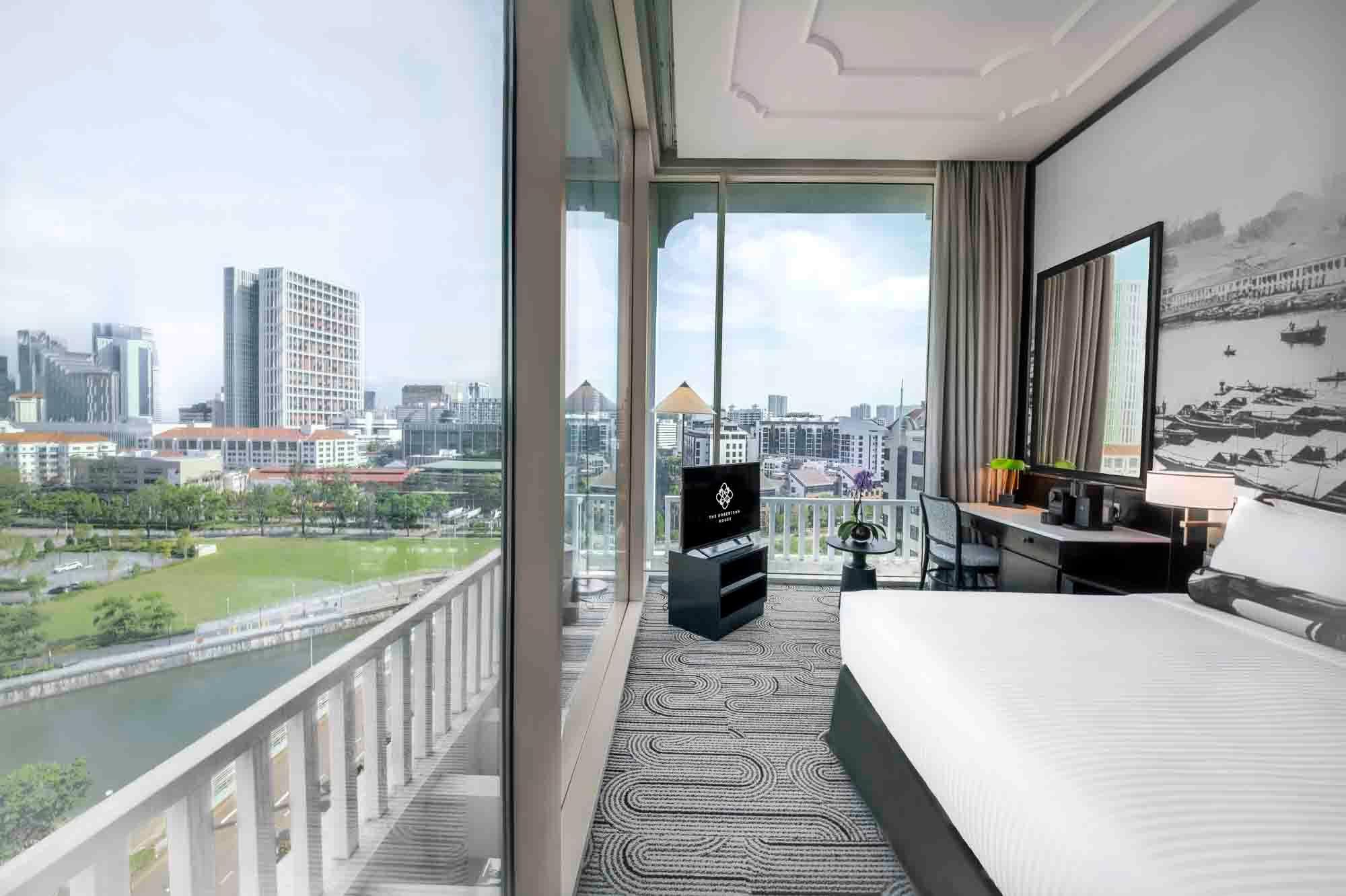 Panoramic Riverview Room