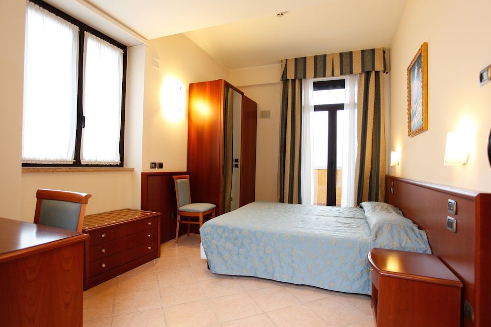 Garda Family House Superior Double Room, Lake View 5