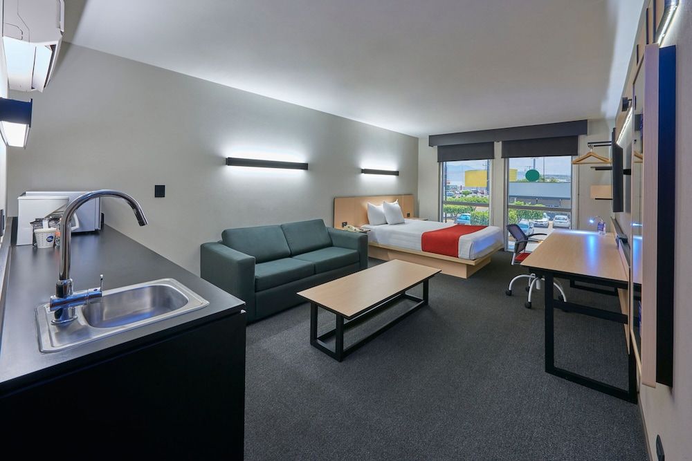 City Express by Marriott Tehuacan Superior Room, 1 Queen Bed with Sofa bed 3