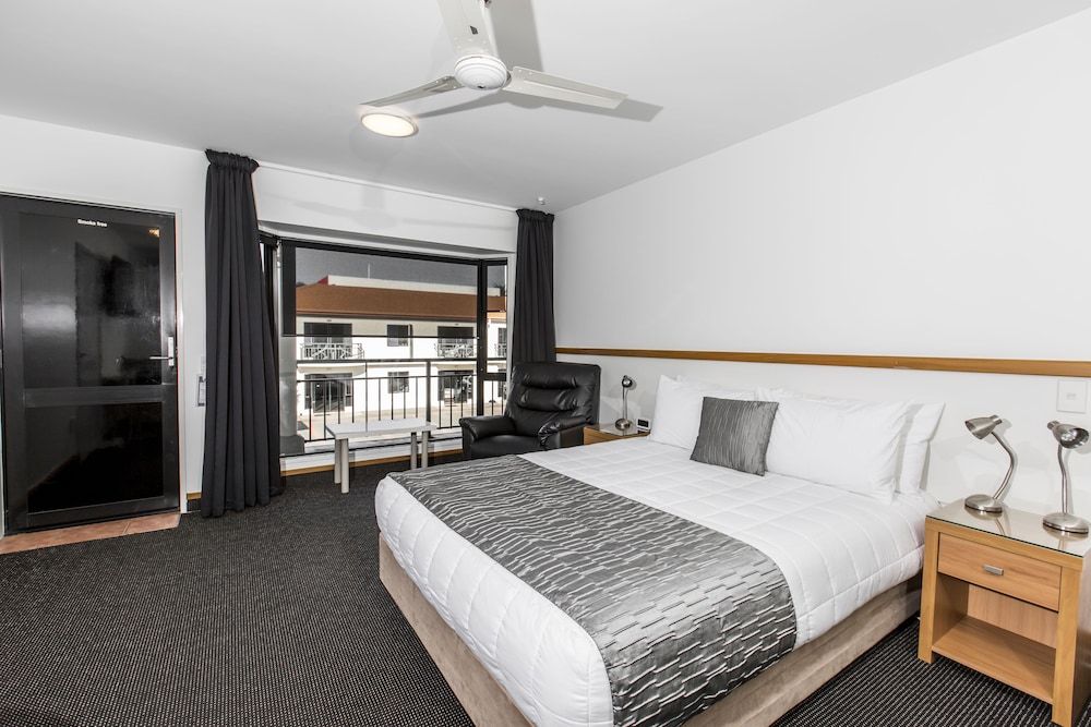 Palms Motel Studio Queen