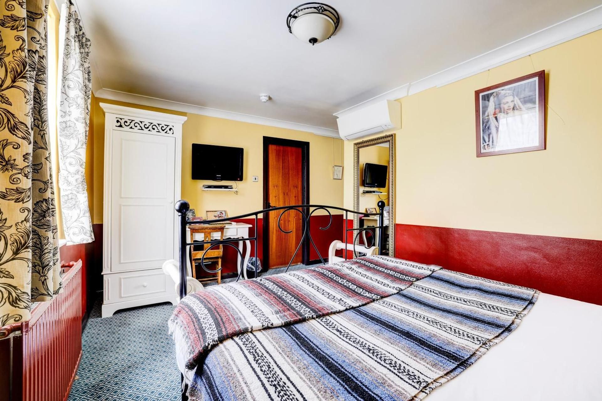 Single Room with Shared Bathroom