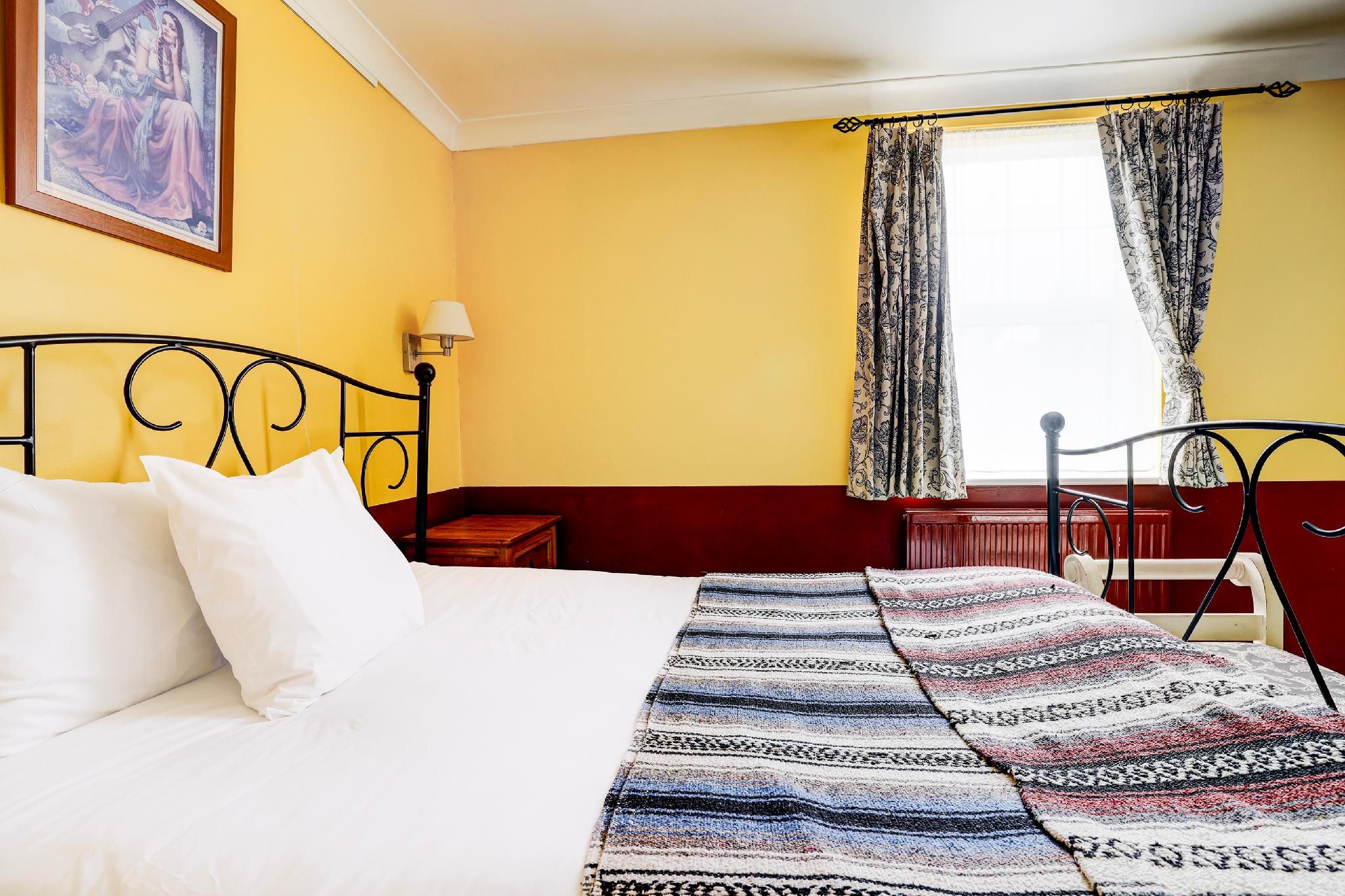 Standard Twin Room - Shared