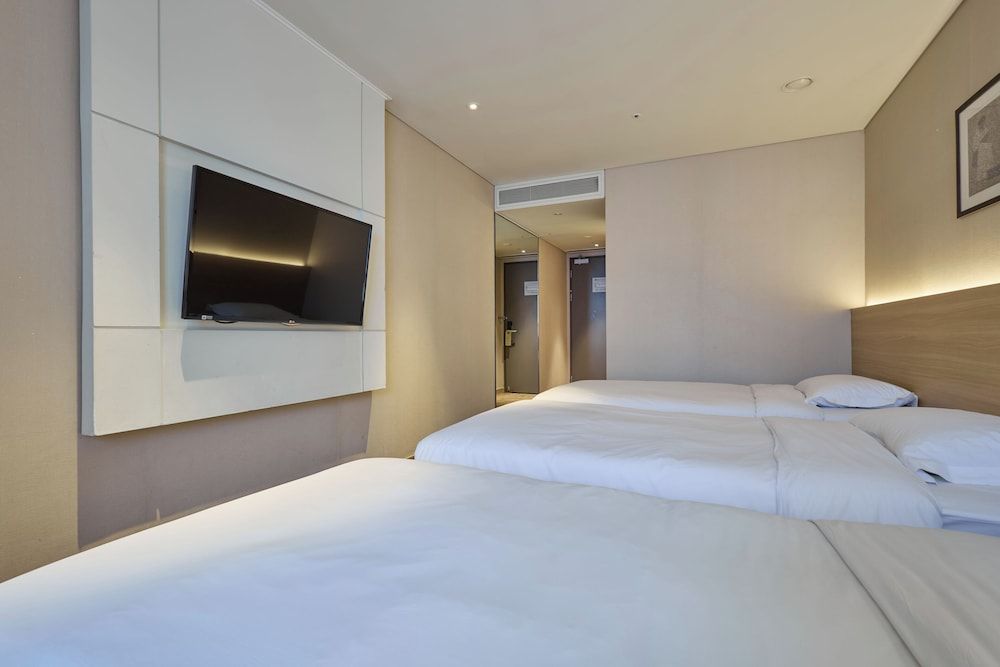 The Summit Hotel Seoul Dongdaemun Deluxe Triple Room, Bathtub 2