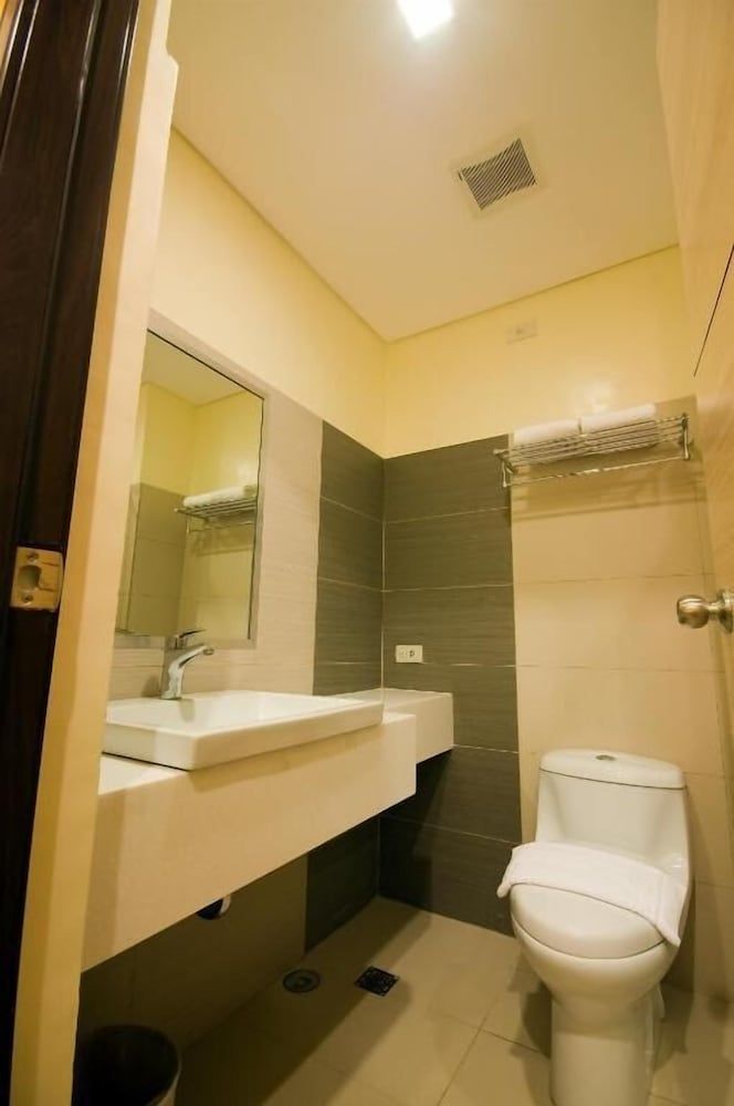 Go Hotels Puerto Princesa Standard Double Room, 1 Queen Bed 12