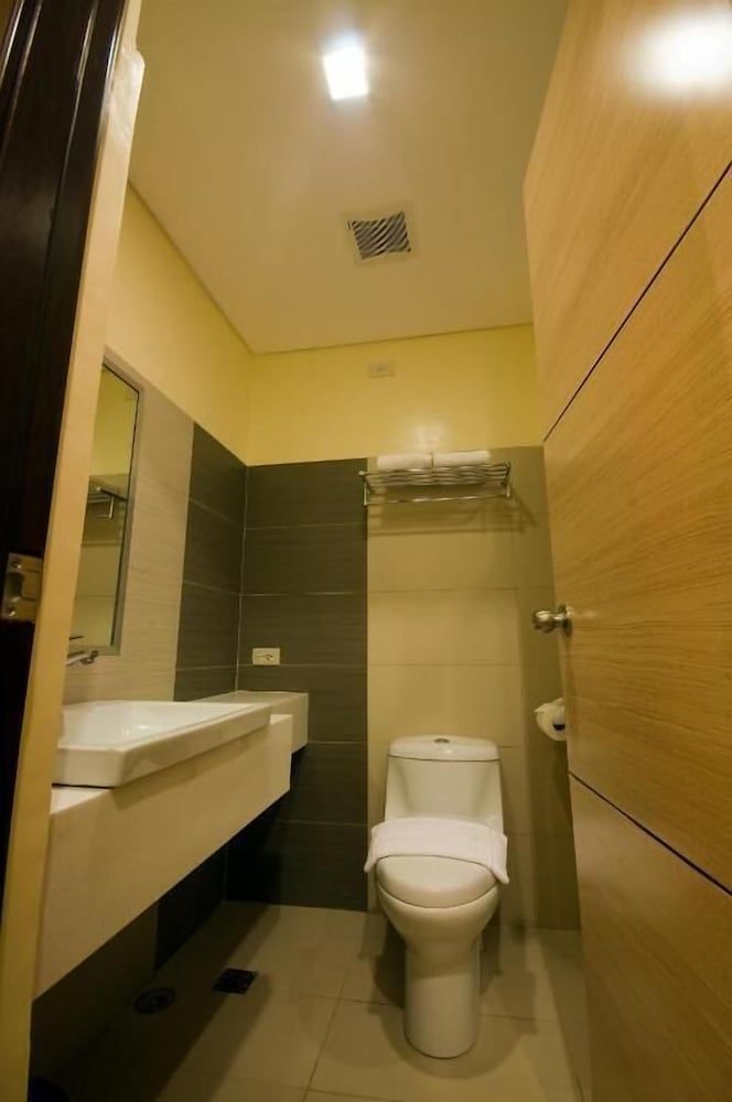 Go Hotels Puerto Princesa Standard Double Room, 1 Queen Bed 10
