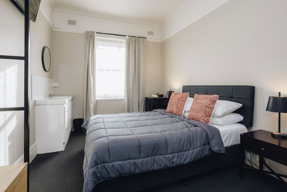 Hotel Gosford Traditional Double Room, 1 Queen Bed, Shared Bathroom