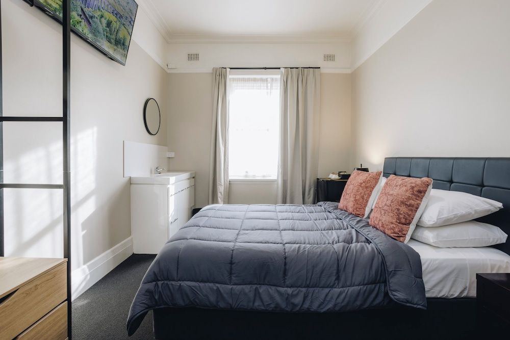 Hotel Gosford Traditional Double Room, 1 Queen Bed, Shared Bathroom 2