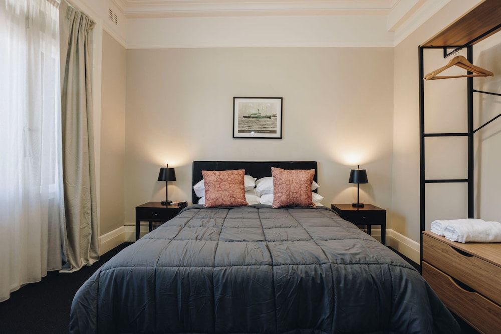 Hotel Gosford Traditional Double Room, 1 Queen Bed, Shared Bathroom 3
