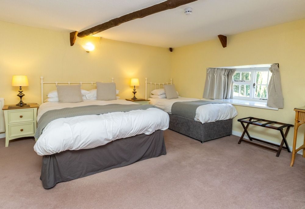 The New Inn Executive Triple Room, Ensuite 8