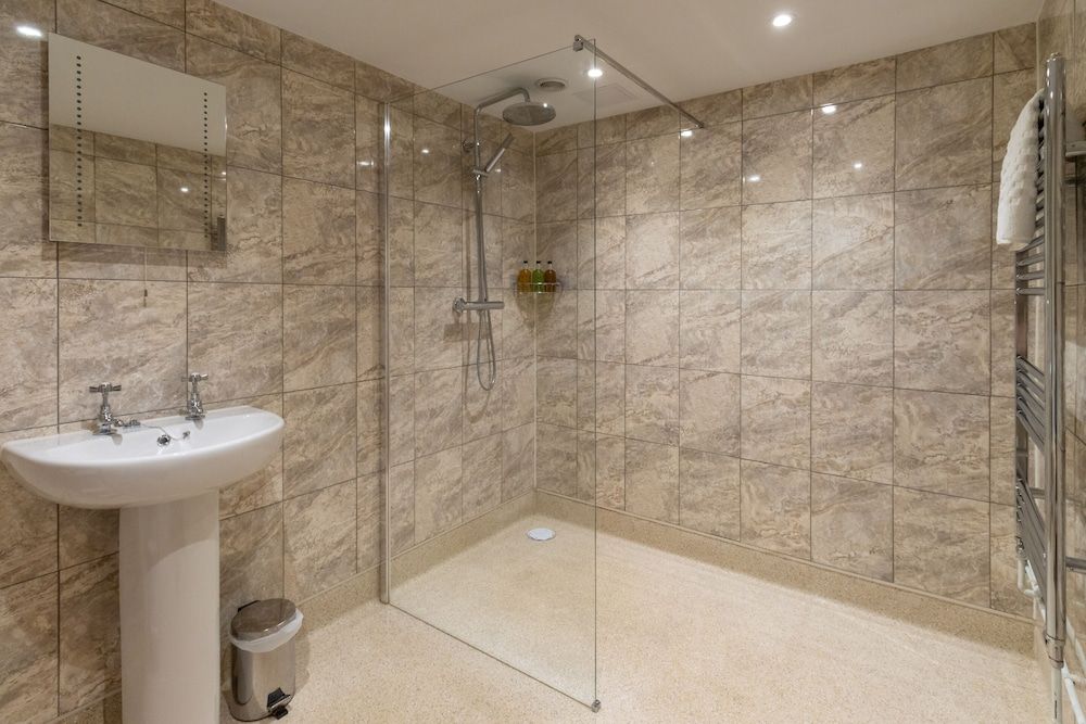 The New Inn Executive Suite, Ensuite (River View) 3