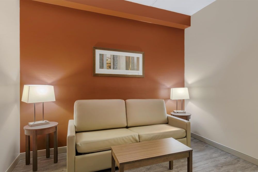 Best Western Plus Winnipeg West Suite, 1 King Bed, Non Smoking, Refrigerator & Microwave (with Sofabed) 4