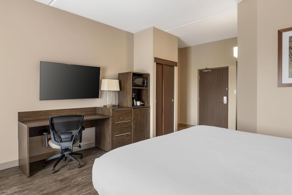 Best Western Plus Winnipeg West Standard Room, 1 King Bed, Non Smoking, Refrigerator & Microwave