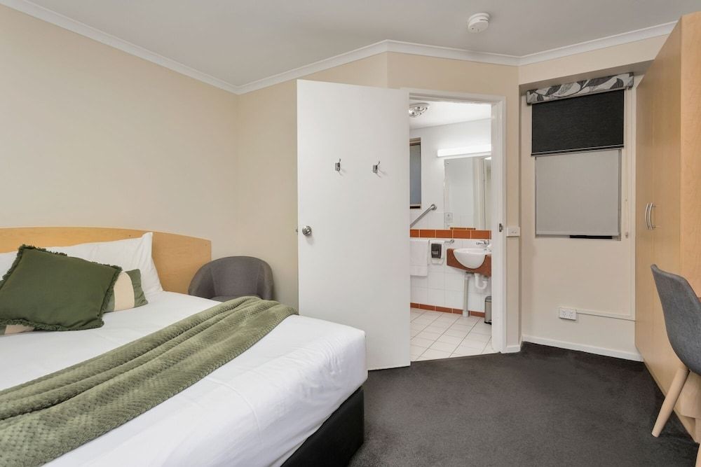 Elphin Motel & Serviced Apartments Standard Room, 1 Queen Bed, Free Wi-Fi & Parking 3