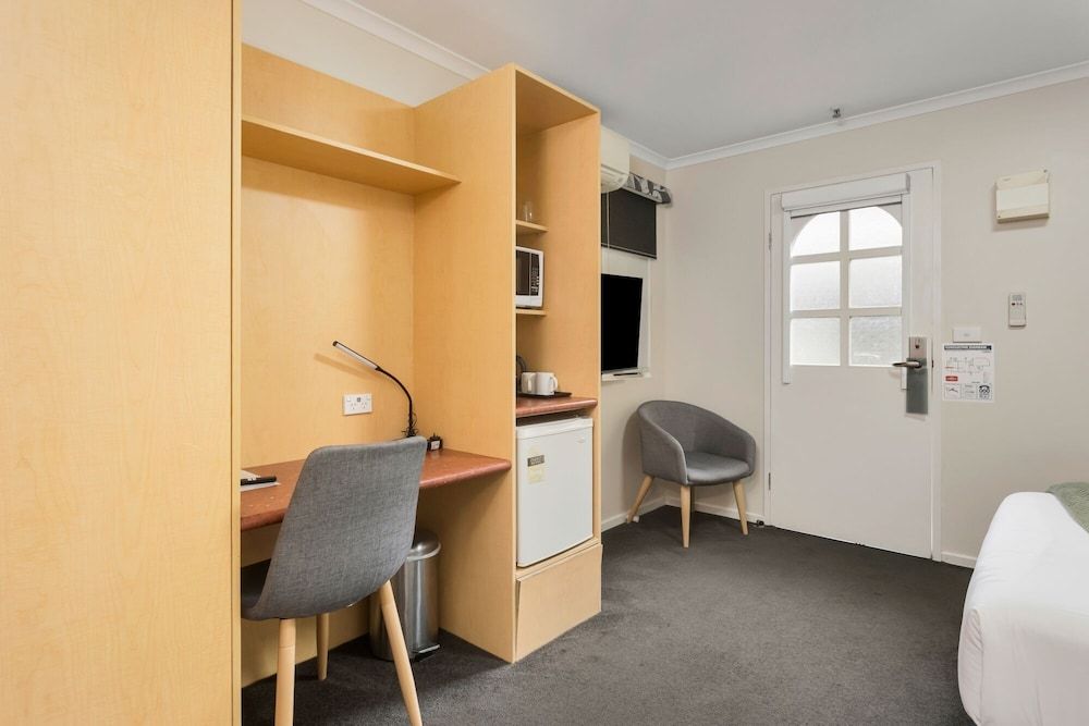 Elphin Motel & Serviced Apartments Standard Room, 1 Queen Bed, Free Wi-Fi & Parking 7