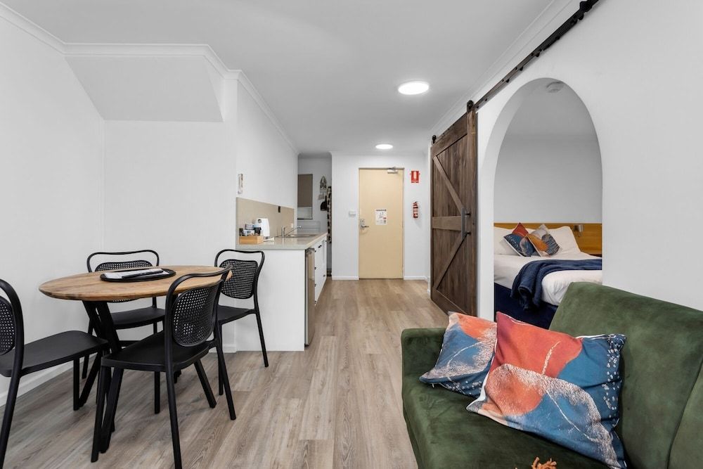 Elphin Motel & Serviced Apartments Apartment, 2 Bedrooms, Courtyard Area, Free Wi-Fi & Parking 4