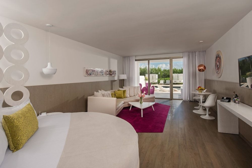 Suite, Round Bed, Swimout (Honeymoon)