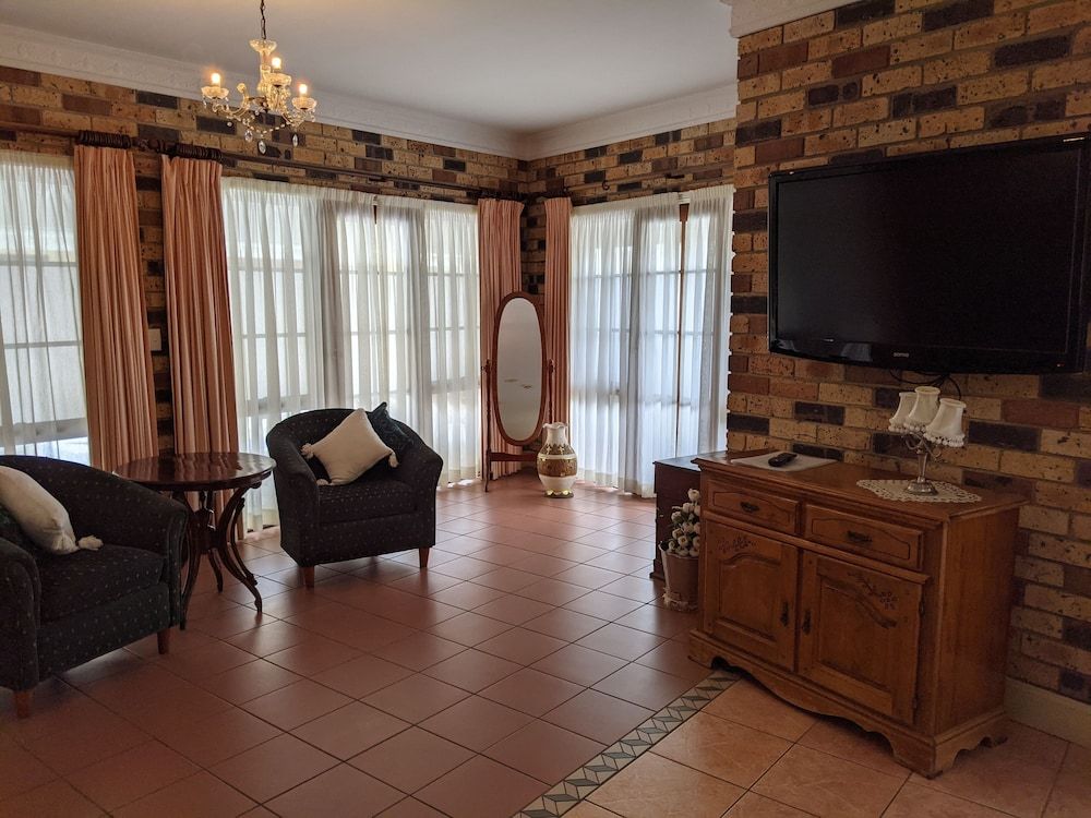 Ettalong Beach Tourist Resort Deluxe Spa Room - One Queen Bed (Shared Balcony) 5