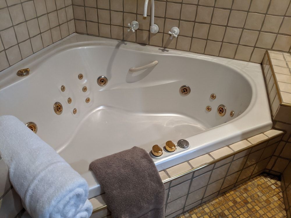 Ettalong Beach Tourist Resort Deluxe Spa Room - One Queen Bed (Shared Balcony) 4