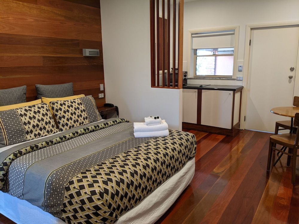 Ettalong Beach Tourist Resort Deluxe Room - One Queen Bed (Shared Balcony) 2